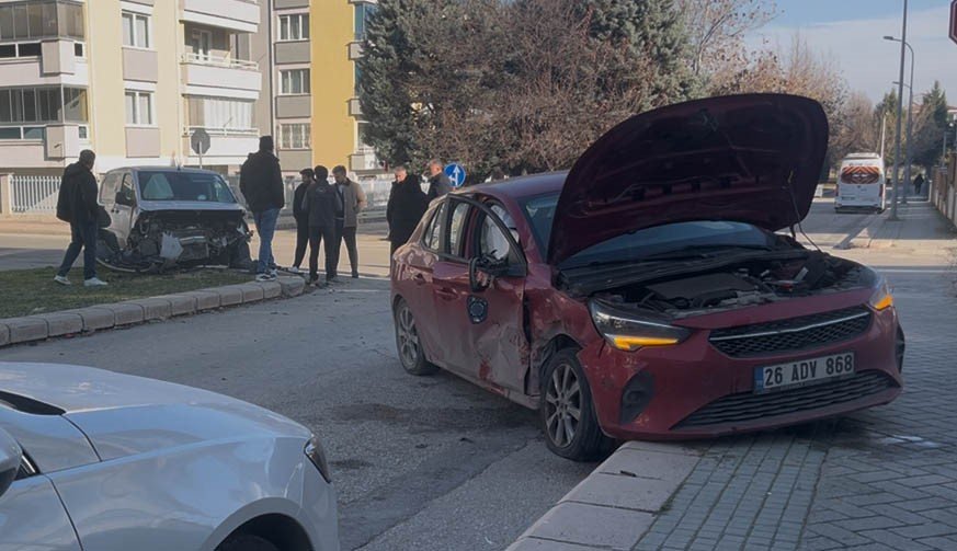 İki Aracın Hurdaya Döndüğü Kaza Kameraya Yansıdı