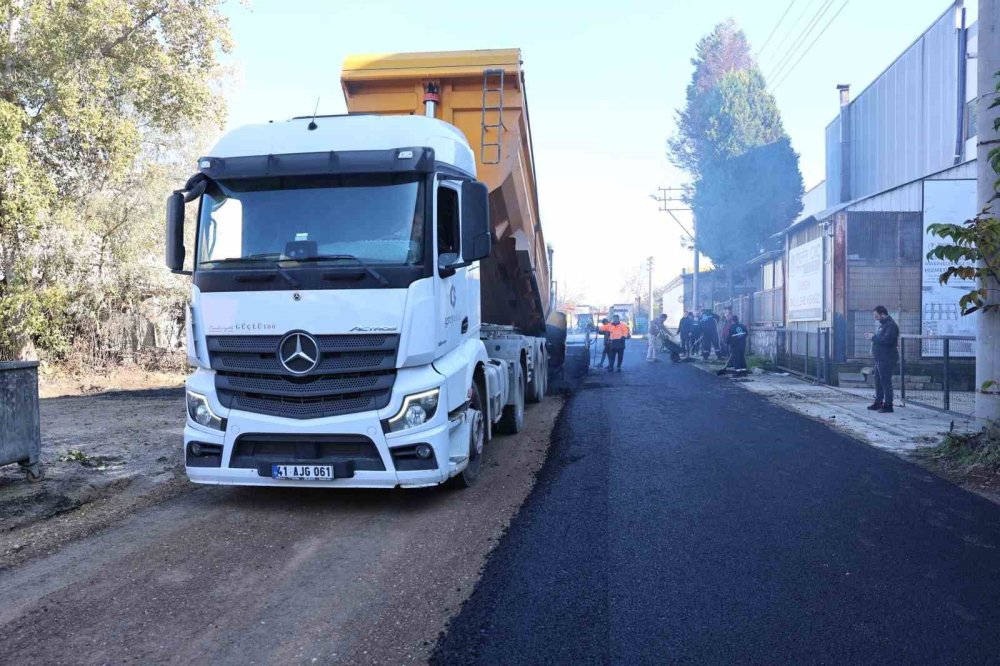 İki Mahallede Asfalt Serim Çalışmaları Sürüyor