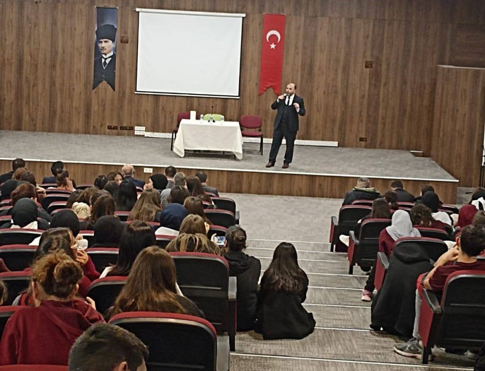 Lise Öğrencilerine "Hz. Peygamber Ve Şahsiyet İnşası" Başlıklı Konferans