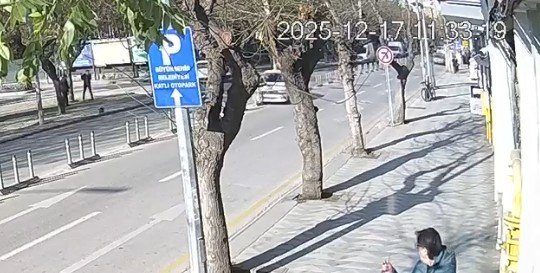 Otomobile Çarpan Elektrikli Bisikletin Sürücüsü Ağır Yaralandı