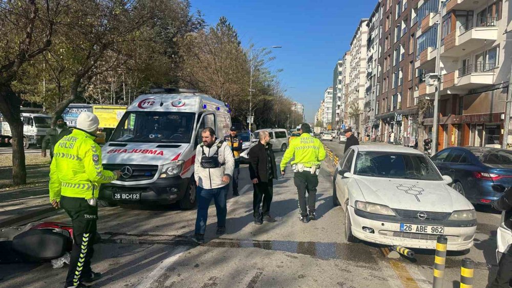 Otomobile Çarpan Elektrikli Bisikletin Sürücüsü Ağır Yaralandı