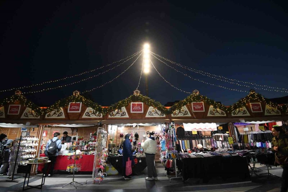 Yeni Yıl Festivali Akşam Saatlerine Renk Kattı