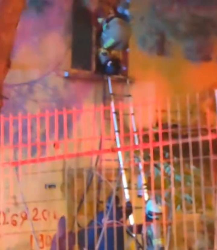 Korkutan Yangın: İtfaiye Ekipleri Camı Kırıp İçeri Girdi