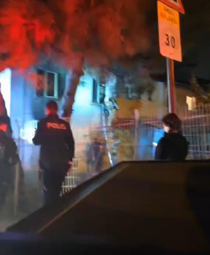 Korkutan Yangın: İtfaiye Ekipleri Camı Kırıp İçeri Girdi