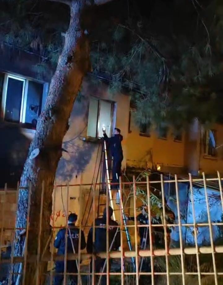 Korkutan Yangın: İtfaiye Ekipleri Camı Kırıp İçeri Girdi