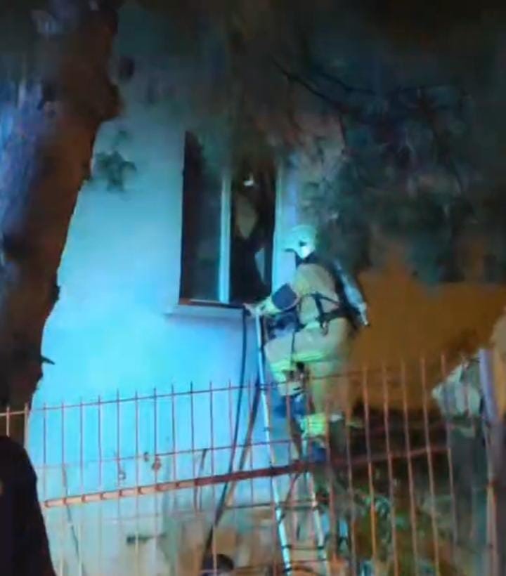 Korkutan Yangın: İtfaiye Ekipleri Camı Kırıp İçeri Girdi