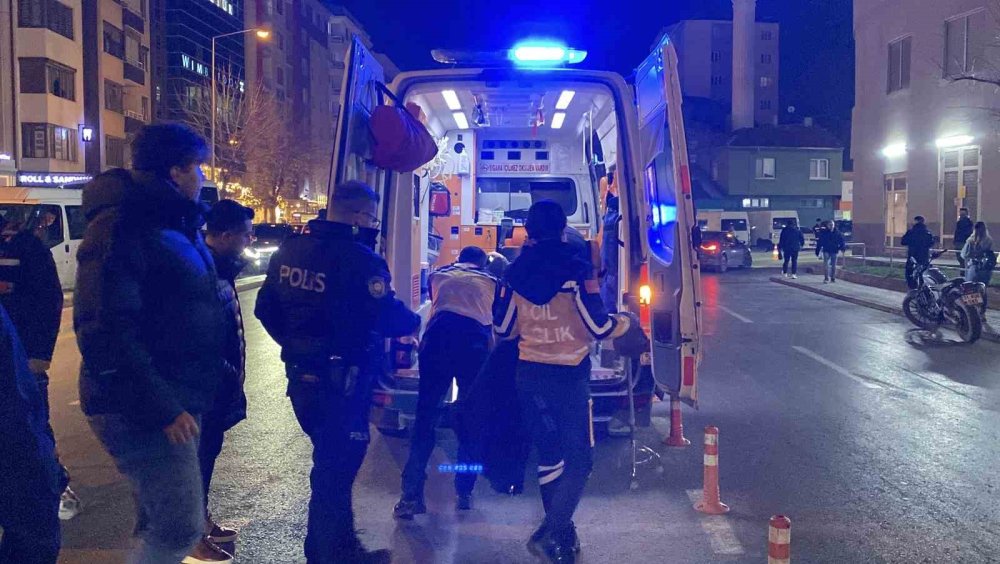 Bastonlu Yaşlı Adama Çarpan Otomobil Sürücüsü Kaçtı