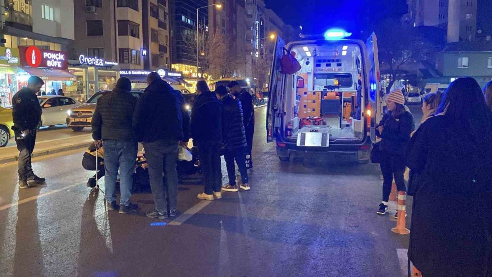 Bastonlu Yaşlı Adama Çarpan Otomobil Sürücüsü Kaçtı