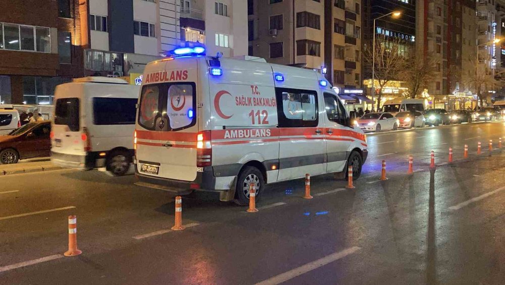 Bastonlu Yaşlı Adama Çarpan Otomobil Sürücüsü Kaçtı