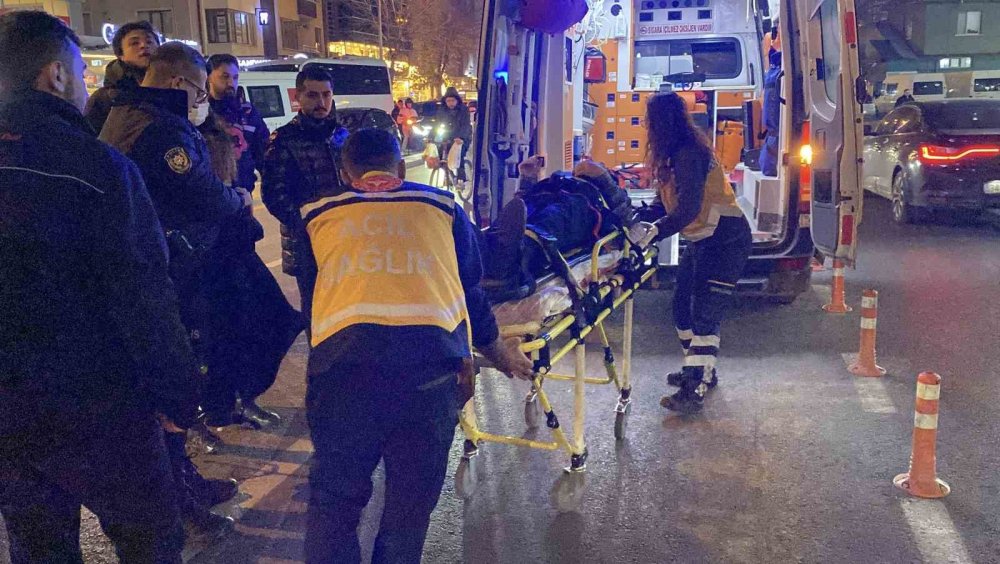 Bastonlu Yaşlı Adama Çarpan Otomobil Sürücüsü Kaçtı