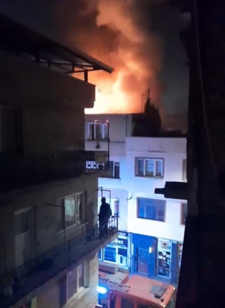 Çatı Yangını Mahalleyi Ayağa Kaldırdı