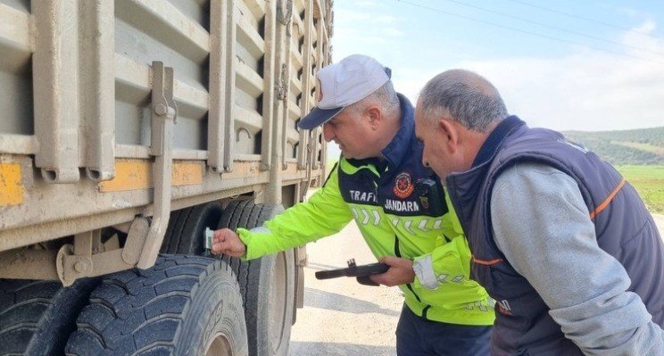Jandarmadan Ticari Araçlara Kış Lastiği Denetimi