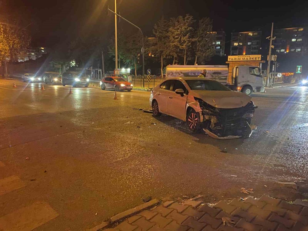 Kavşakta Feci Kaza: 1 Ağır Yaralı