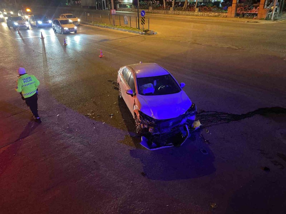 Kavşakta Feci Kaza: 1 Ağır Yaralı