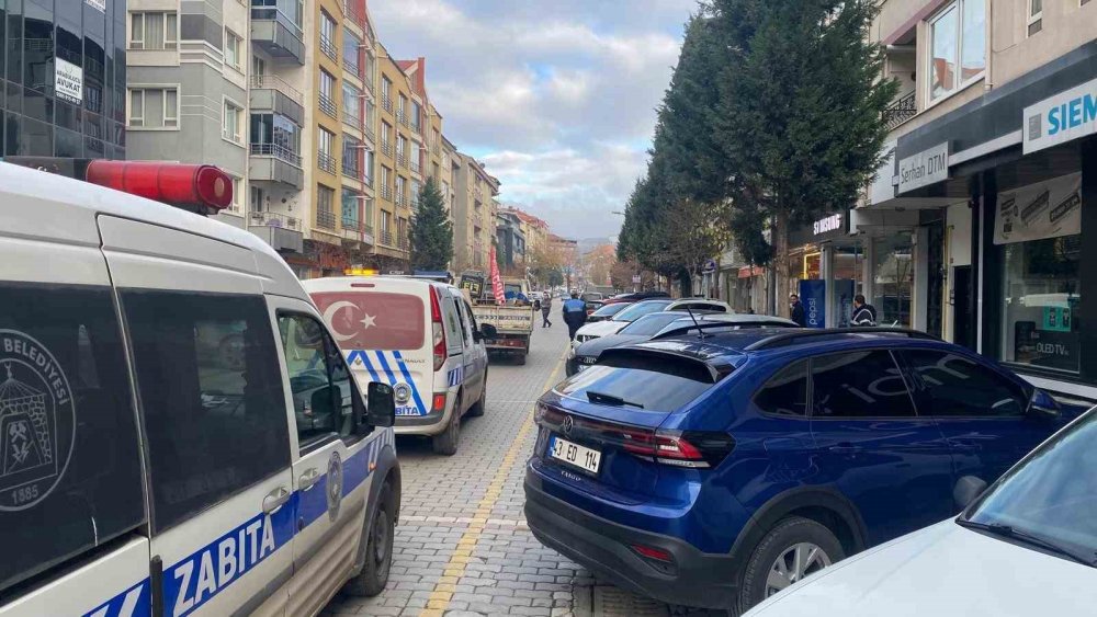 Yaya Yolunu İşgal Eden Duba Ve Reklam Panoları Toplanıyor