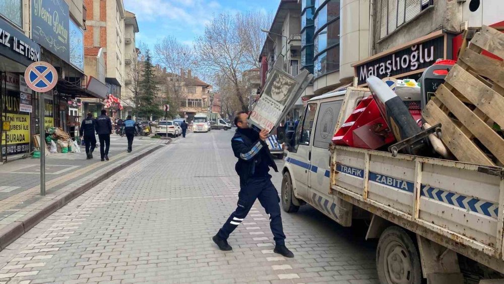 Yaya Yolunu İşgal Eden Duba Ve Reklam Panoları Toplanıyor