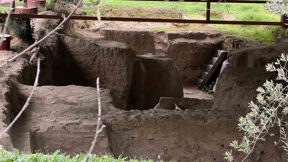 "Çoban İsa" Figürünün Keşfedildiği Lahit Tarlası Gece Gündüz Korunuyor