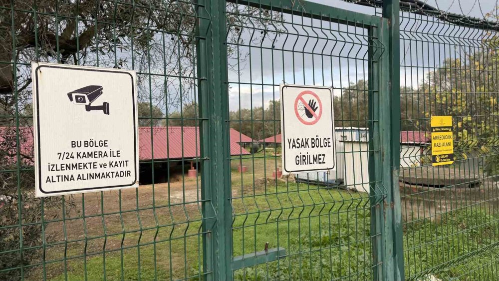 "Çoban İsa" Figürünün Keşfedildiği Lahit Tarlası Gece Gündüz Korunuyor