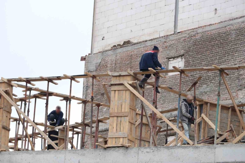İş Güvenliği Yok Sayıldı: İki İnşaatta Riskli Çalışma