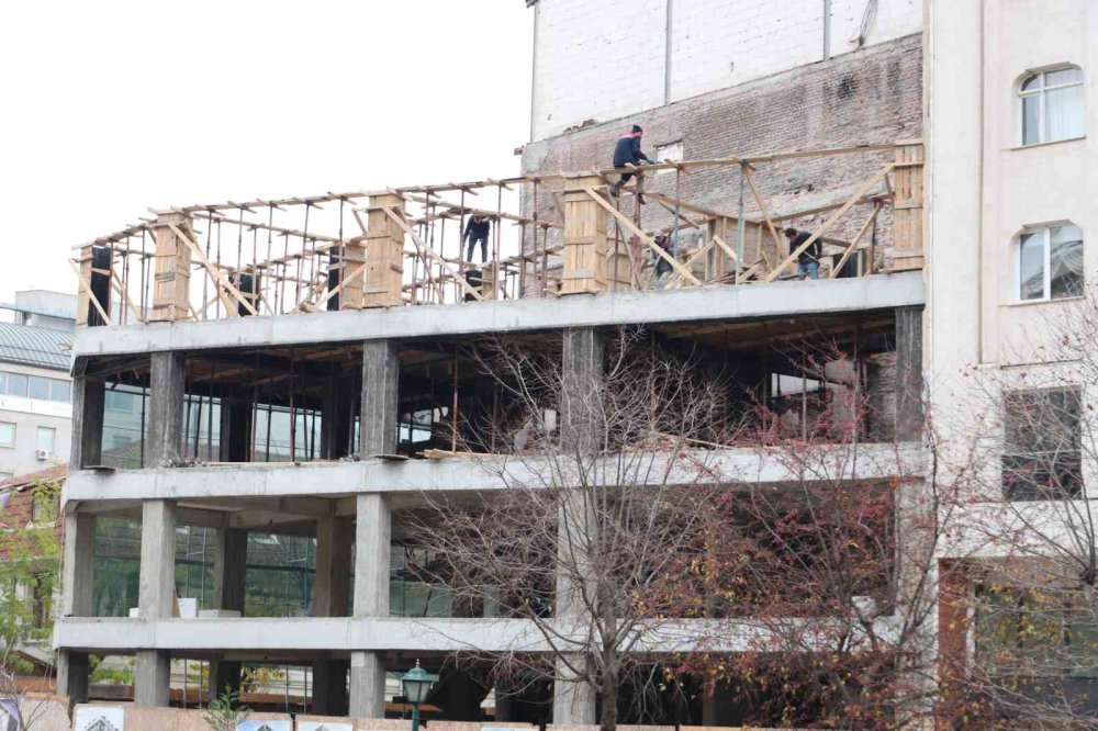 İş Güvenliği Yok Sayıldı: İki İnşaatta Riskli Çalışma