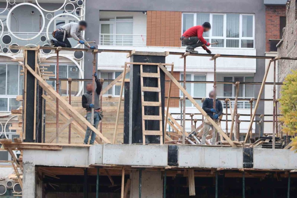 İş Güvenliği Yok Sayıldı: İki İnşaatta Riskli Çalışma