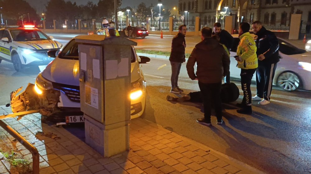 Kontrolü Kaybedip Trafik Levhalarına Çarptı: 1 Kişi Yaralandı