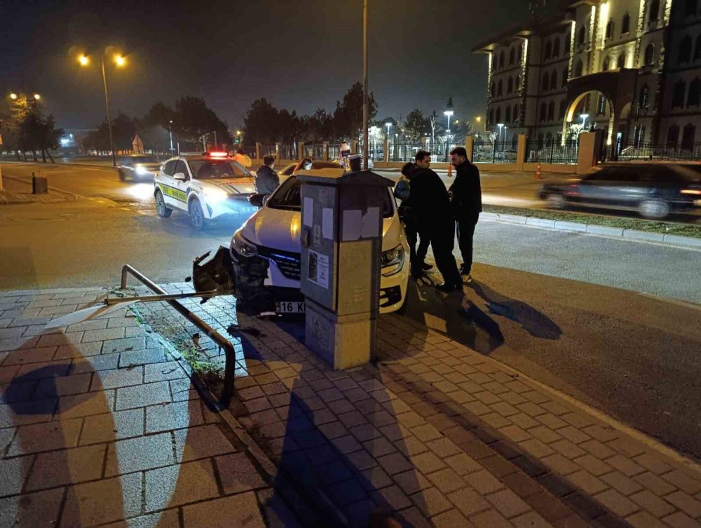 Kontrolü Kaybedip Trafik Levhalarına Çarptı: 1 Kişi Yaralandı