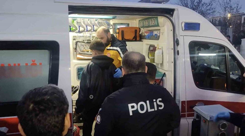 Liselilerin Kavgası Kanlı Bitti! 1Kişi Yaralandı