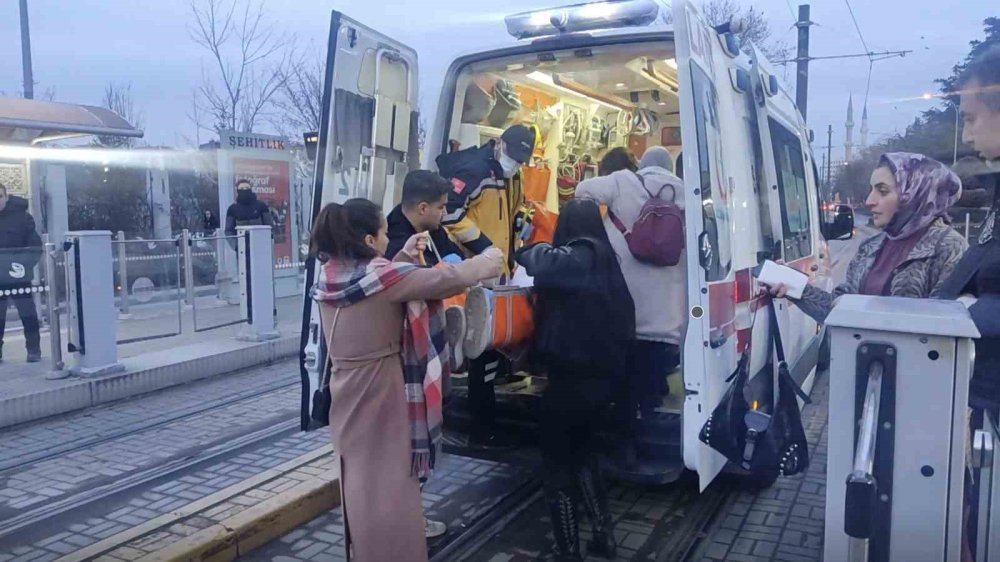 Liselilerin Kavgası Kanlı Bitti! 1Kişi Yaralandı