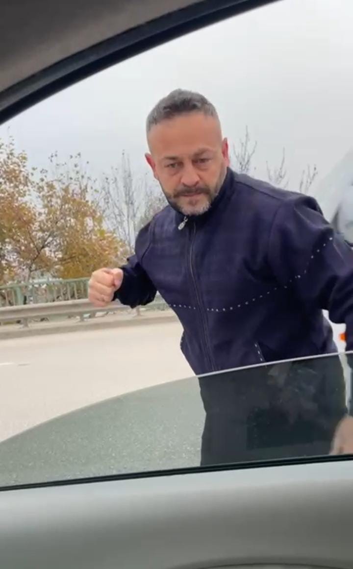 Meclis Üyesini Sıkıştırıp, Aracı Yumrukladı