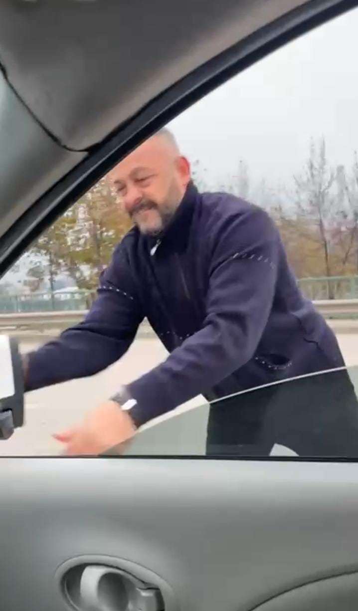 Meclis Üyesini Sıkıştırıp, Aracı Yumrukladı