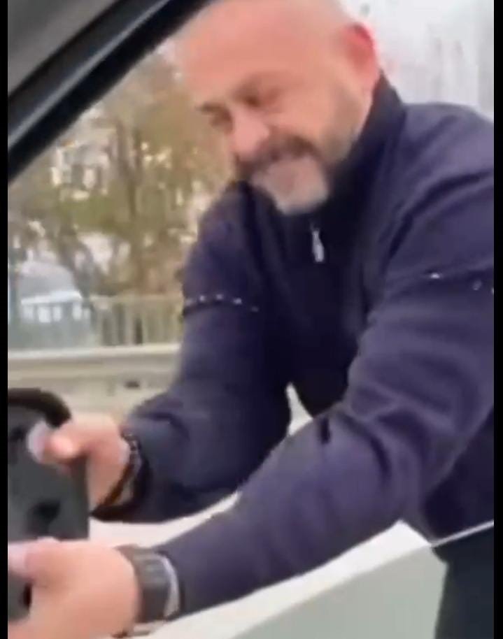 Meclis Üyesini Sıkıştırıp, Aracı Yumrukladı