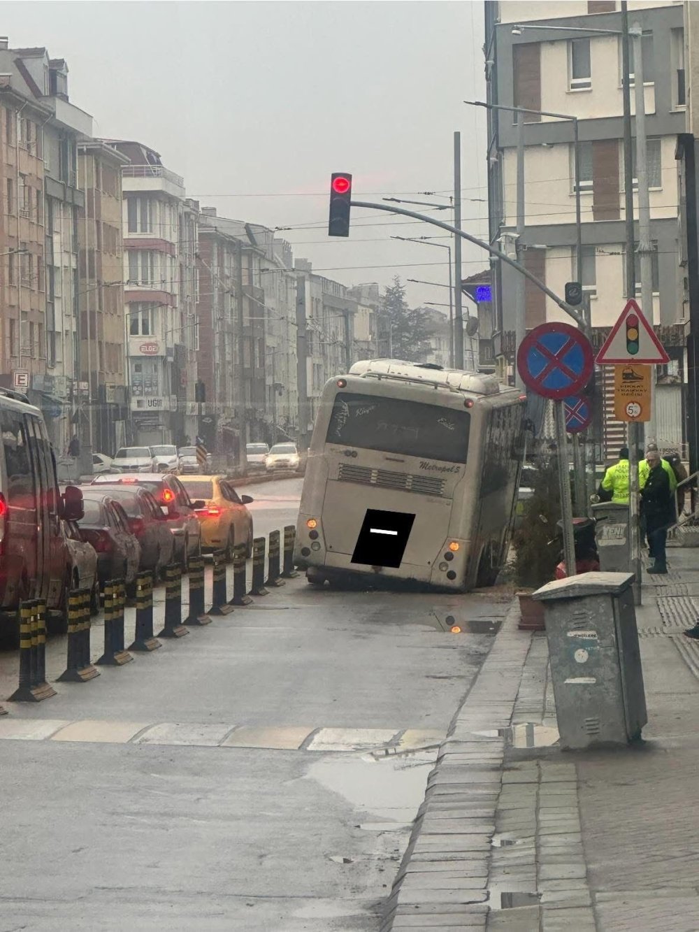 Minibüs Caddedeki Çukur Yüzünden Az Kalsın Devriliyordu