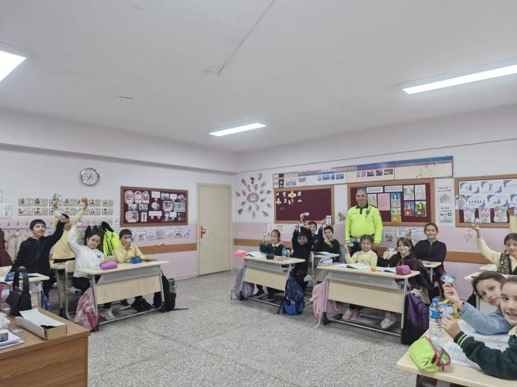 Öğrencilere Trafik Güvenliği Eğitimi Verildi