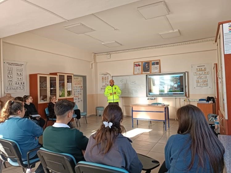 Öğrencilere Trafik Güvenliği Eğitimi Verildi