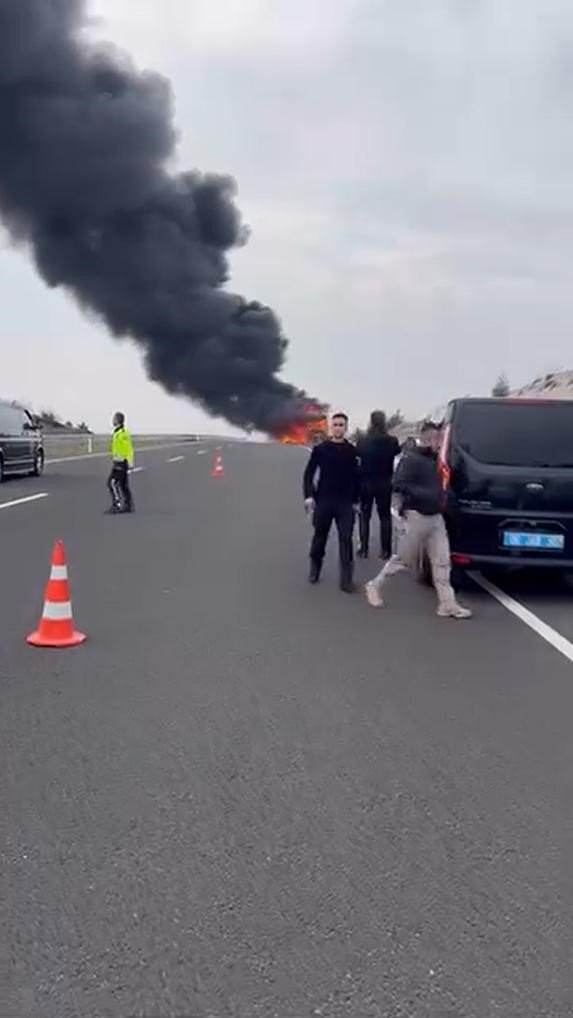 Seyir Halindeki Yolcu Otobüsü Alev Alev Yandı