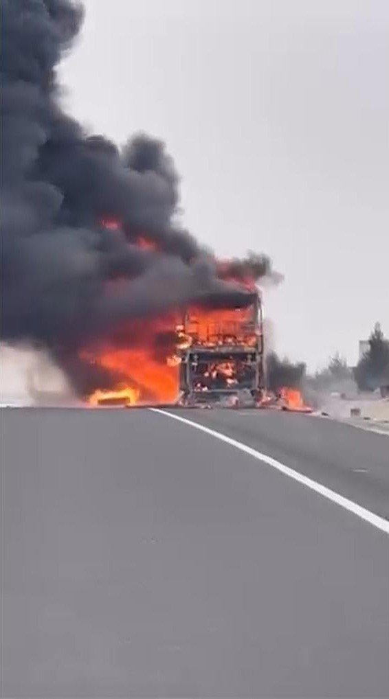 Seyir Halindeki Yolcu Otobüsü Alev Alev Yandı