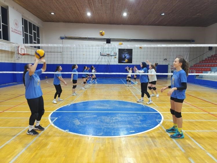 Spor Okullarında Voleybol Antrenmanları Sürüyor