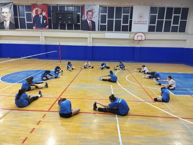 Spor Okullarında Voleybol Antrenmanları Sürüyor