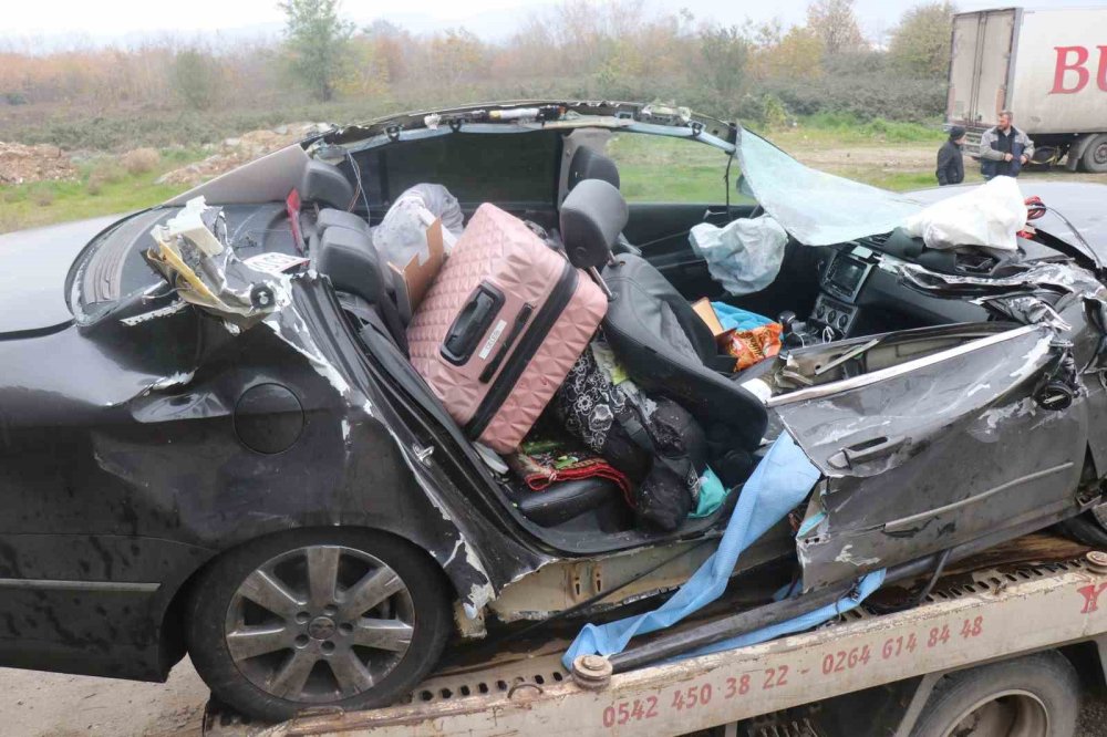 Tıra Arkadan Çarpan Araç Kağıt Gibi Ezildi