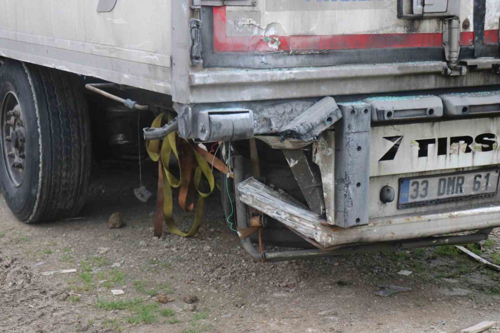 Tıra Arkadan Çarpan Araç Kağıt Gibi Ezildi