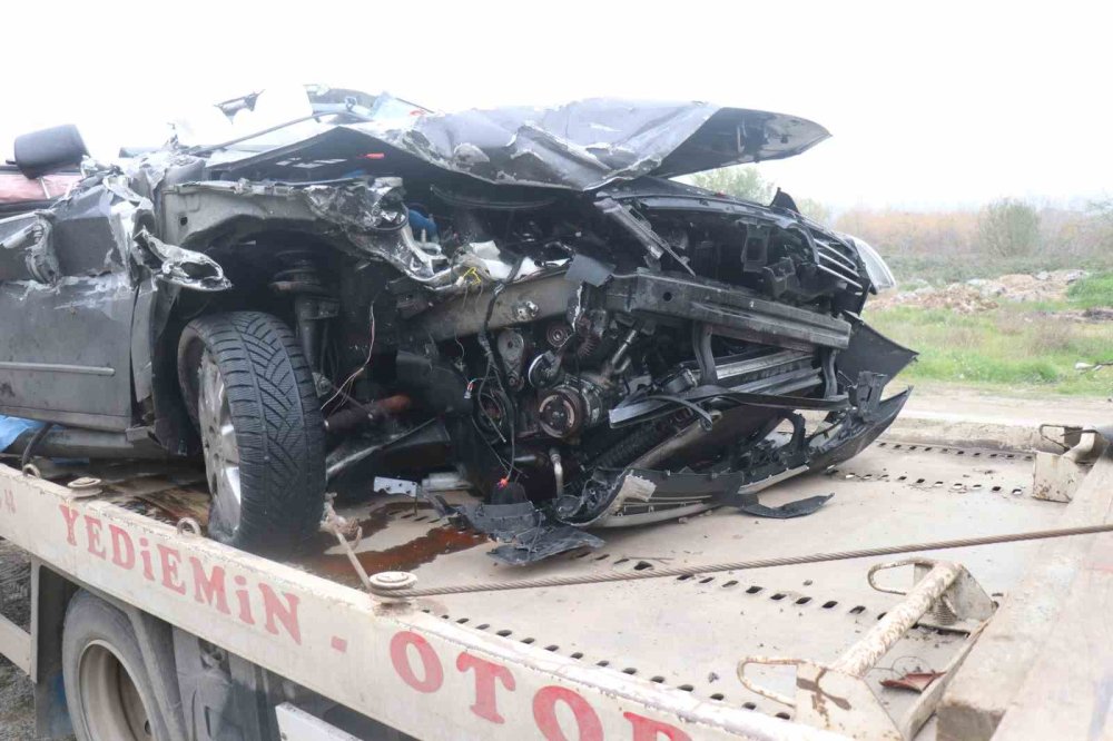 Tıra Arkadan Çarpan Araç Kağıt Gibi Ezildi