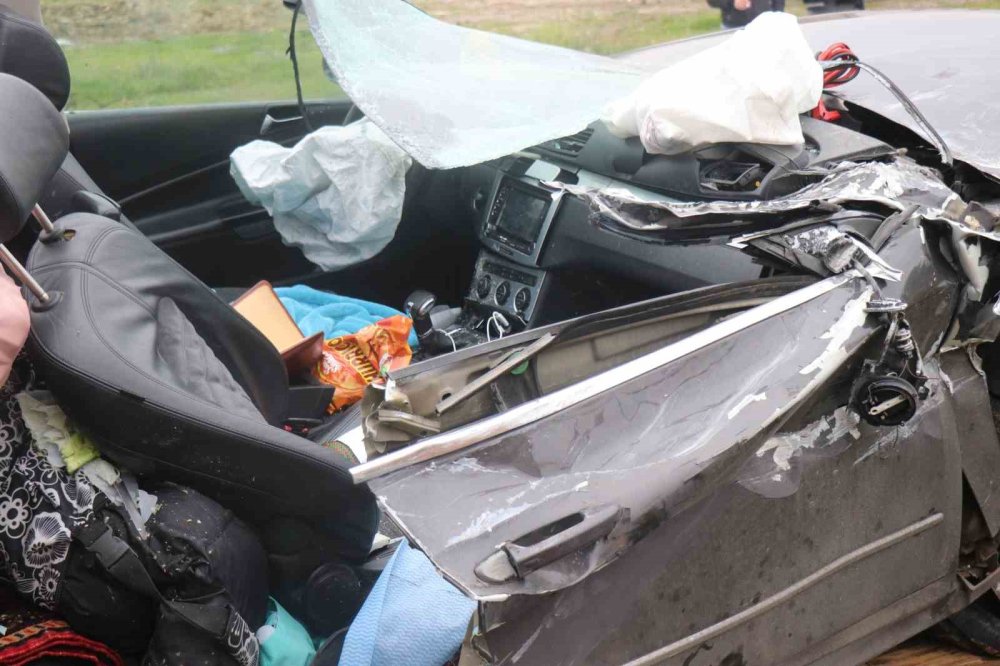 Tıra Arkadan Çarpan Araç Kağıt Gibi Ezildi