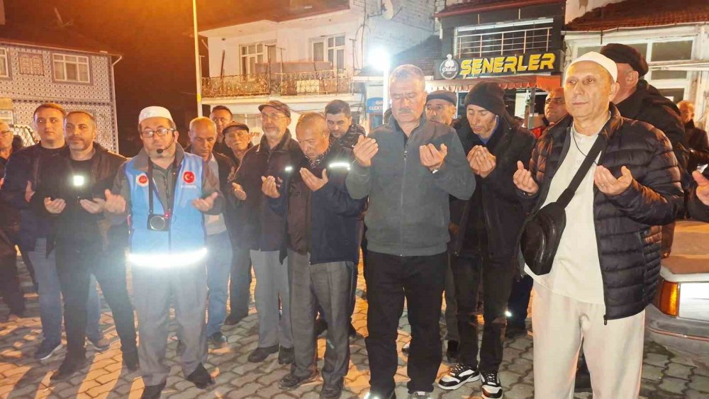 33 Kişilik Umre Kafilesi Dualarla Uğurlandı