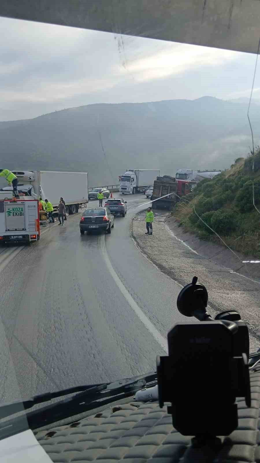 Kamyonlar Kafa Kafaya Çarpıştı