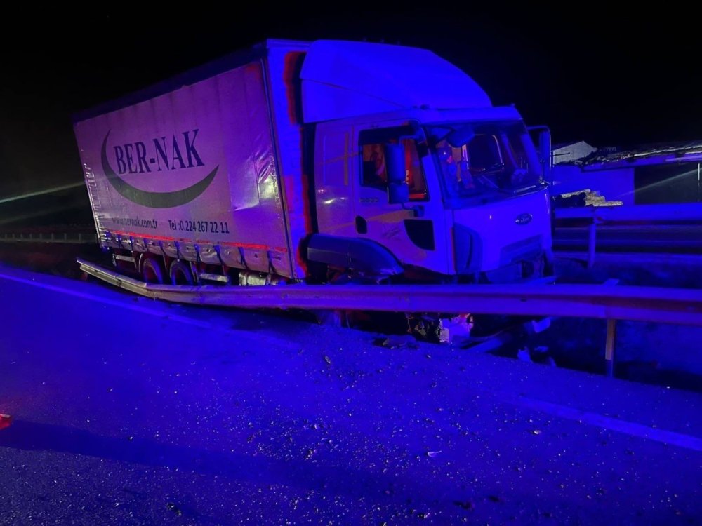 Kontrolden çıkan kamyon orta refüje çarptı!