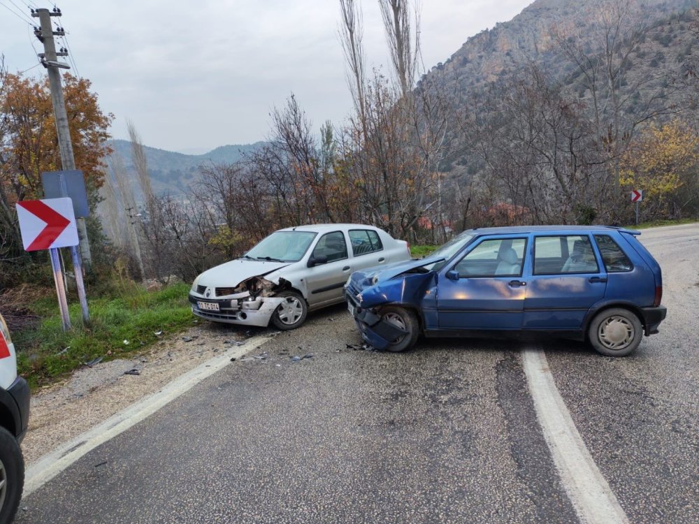 Otomobil karşı yönden gelen otomobile çarptı 1 kişi yaralandı