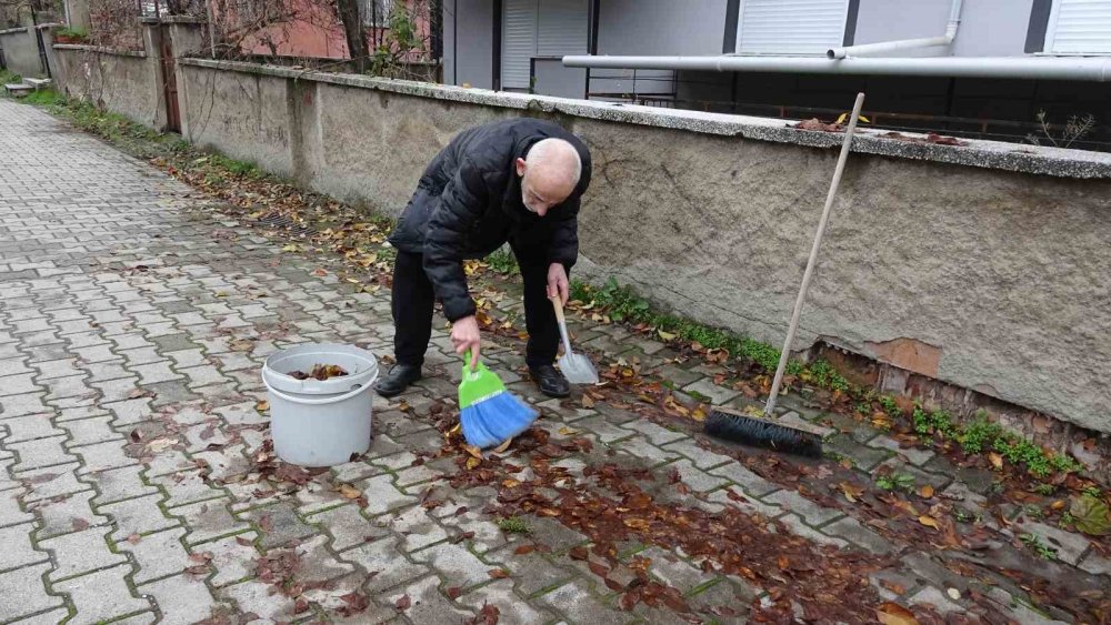 Yaşlı Adamdan Çevreye Örnek Temizlik Dersi