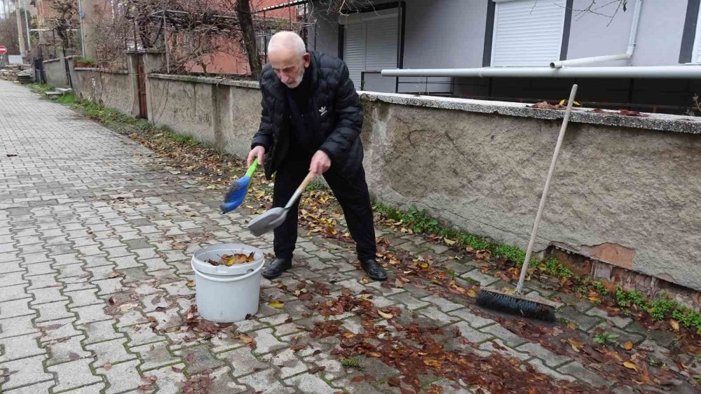 Yaşlı Adamdan Çevreye Örnek Temizlik Dersi