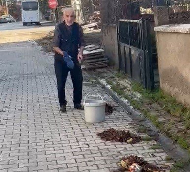 Yaşlı Adamdan Çevreye Örnek Temizlik Dersi